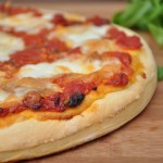 Pizza mit Büffelmozzarella und Rucola