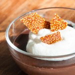 Selbstgemachter Schokoladenpudding mit Sesamkrokant
