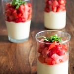 Selbstgemachter Vanillepudding mit Erdbeeren und Melone