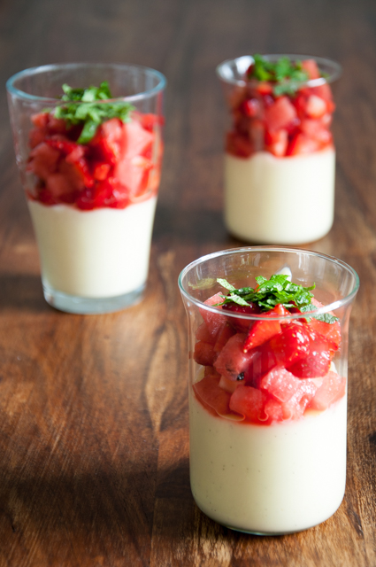 Selbstgemachter Vanillepudding mit Erdbeeren und Melone