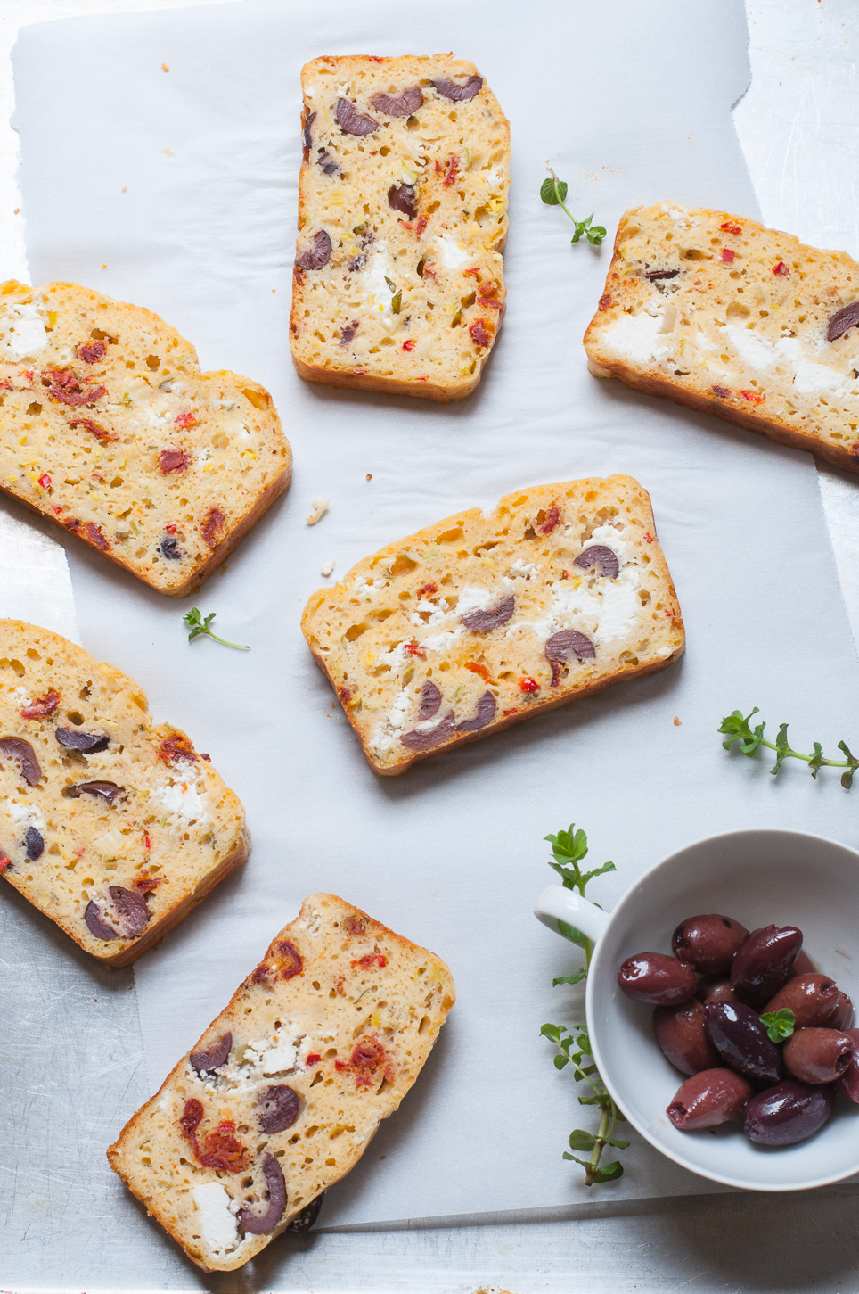 Schnelles mediterranes Brot mit Ziegenfrischkäse und Oliven. Super zum Brunch oder Picknick!
